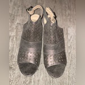 Like new - only worn to try on.